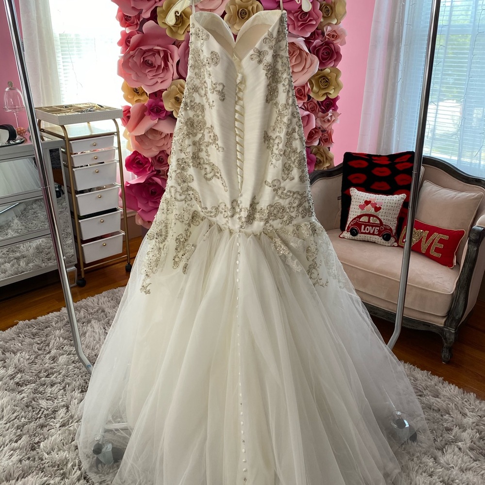 Allure Bridals 9300 wedding dress in ivory/silver - Picture 5 of 16